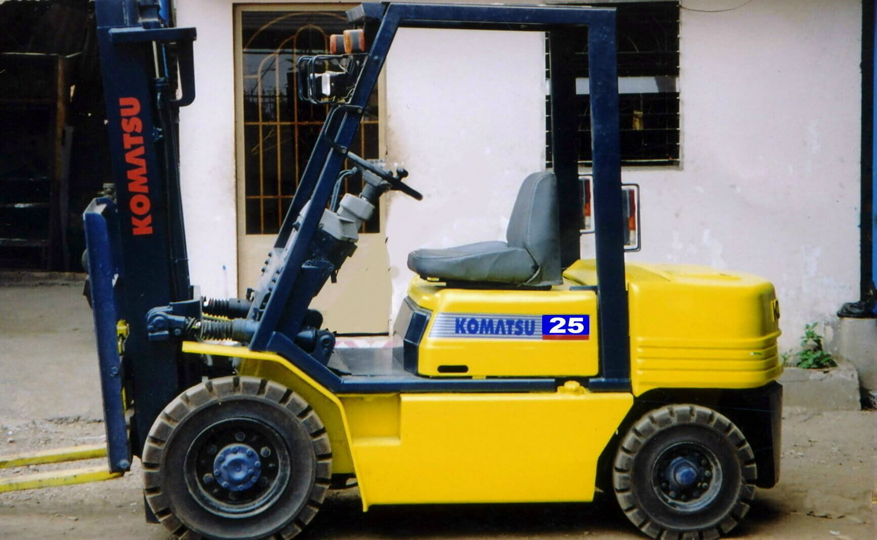 Cho thuê xe nâng Nghệ An KOMATSU 25 Tấn